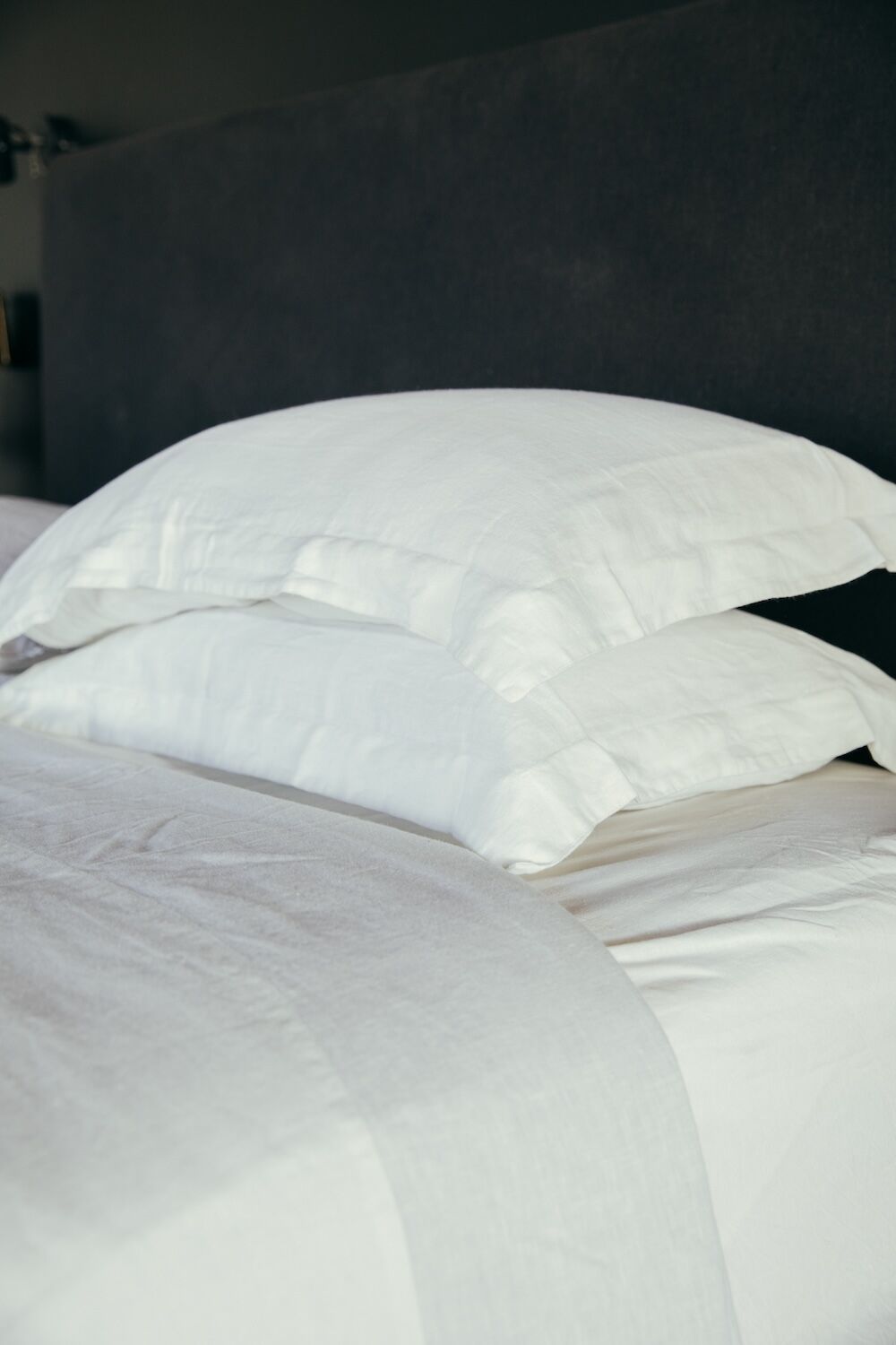 White Linen Pillowcases with Oxford Flange - Image 2